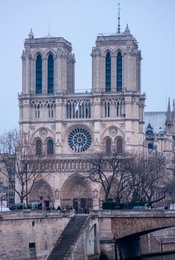 Architecture-gothique;-Cathédrale;-Escalier;-Façade-occidentale;-Ile-de-la-Cité;-Kaleidos;-Kaleidos-images;-La-parole-à-limage;-Lieux-de-culte;-Maurice-de-Sully;-Monument-historique;-Notre-Dame-de-Paris;-Paris;-Patrimoine;-Pont-Saint-Michel;-Quai;-Rive-gauche;-Rosace;-Seine;-Stories-Pictures;-Tarek-Charara;-Tourisme;-Tours
